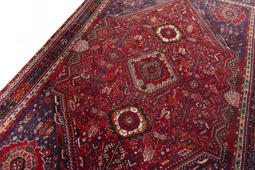 Backside of handmade 1970s Shiraz rug showing knot structure and weave density