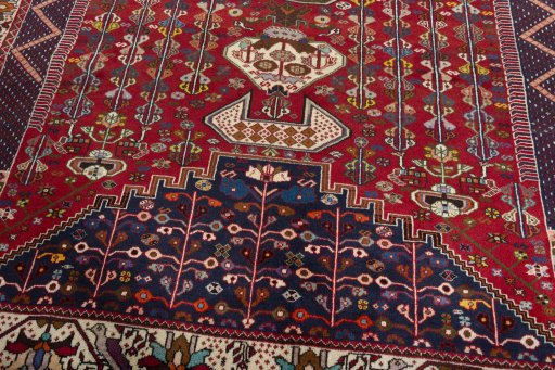 Central medallion detail of 2000s Shiraz rug from Iran / Persia