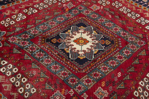 Central medallion detail of 2000s Shiraz rug from Iran / Persia