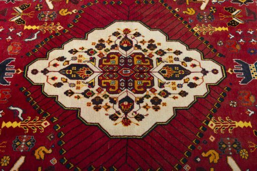 Central medallion detail of 2000s Shiraz rug from Iran / Persia