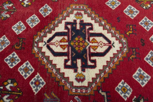 Central medallion detail of 2000s Shiraz rug from Iran / Persia