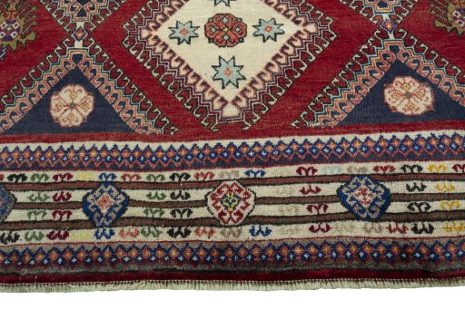 Central medallion detail of 2000s Shiraz rug from Iran / Persia
