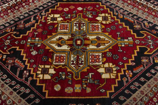 Central medallion detail of 2000s Shiraz rug from Iran / Persia