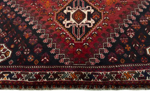 Central medallion detail of 2000s Shiraz rug from Iran / Persia