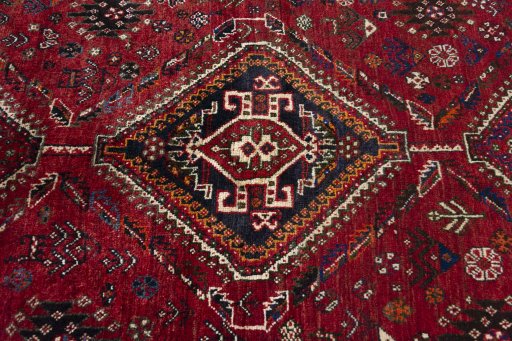 Central medallion detail of 2000s Shiraz rug from Iran / Persia