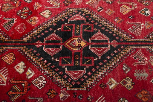 Central medallion detail of 2000s Shiraz rug from Iran / Persia