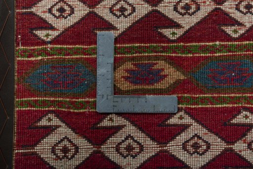 Backside of handmade 1970s Shiraz rug showing knot structure and weave density
