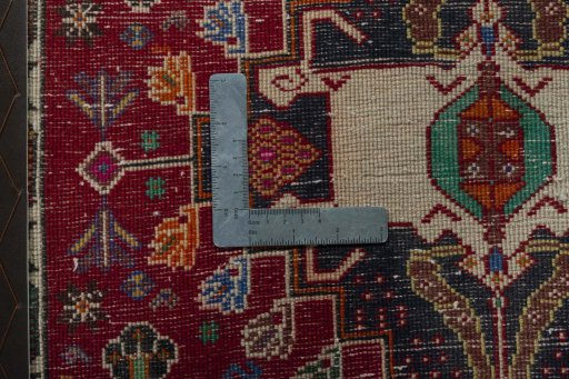 Backside of handmade 1970s Shiraz rug showing knot structure and weave density