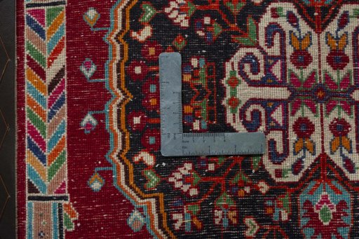 Backside of handmade 1970s Shiraz rug showing knot structure and weave density