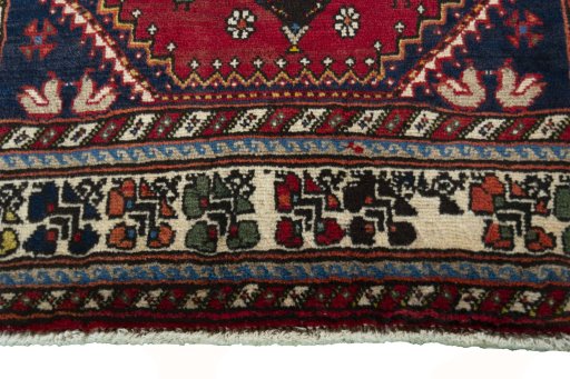 Central medallion detail of 2000s Shiraz rug from Iran / Persia