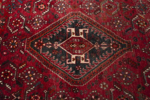 Central medallion detail of 2000s Shiraz rug from Iran / Persia