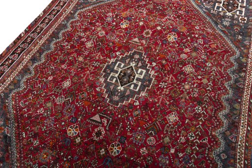 Backside of handmade 1970s Shiraz rug showing knot structure and weave density