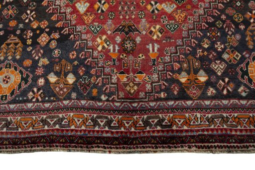 Central medallion detail of 2000s Shiraz rug from Iran / Persia