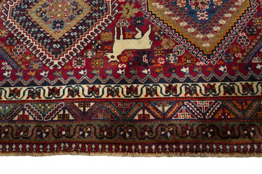 Central medallion detail of 2000s Shiraz rug from Iran / Persia