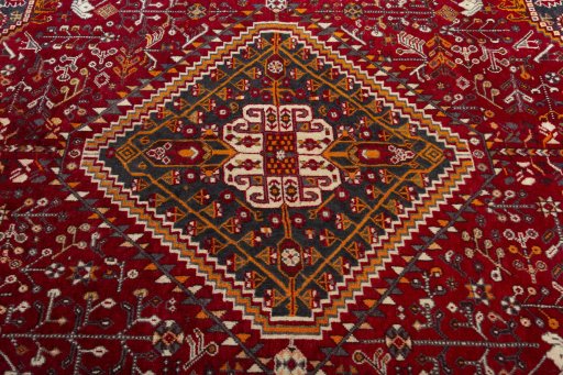 Central medallion detail of 2000s Shiraz rug from Iran / Persia