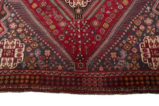 Central medallion detail of 2000s Shiraz rug from Iran / Persia