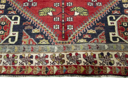 Central medallion detail of 2000s Shiraz rug from Iran / Persia