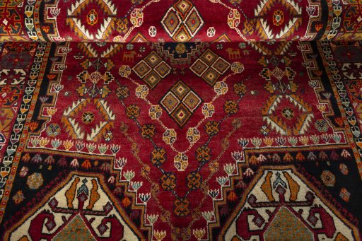 Corner detail of New Shiraz rug showing border pattern and Wool pile