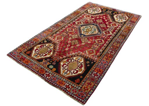 Corner detail of New Shiraz rug showing border pattern and Wool pile