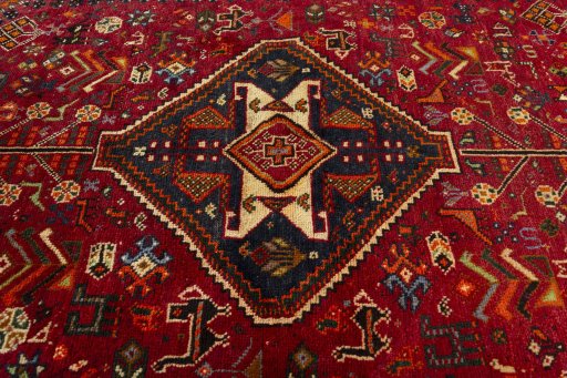 Central medallion detail of 2000s Shiraz rug from Iran / Persia