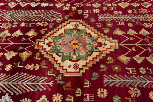 Central medallion detail of 2000s Shiraz rug from Iran / Persia