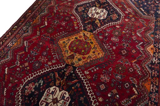 Backside of handmade 1970s Shiraz rug showing knot structure and weave density