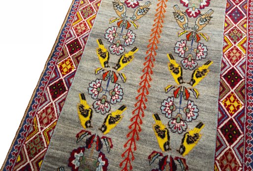 Backside of handmade 1970s Shiraz rug showing knot structure and weave density