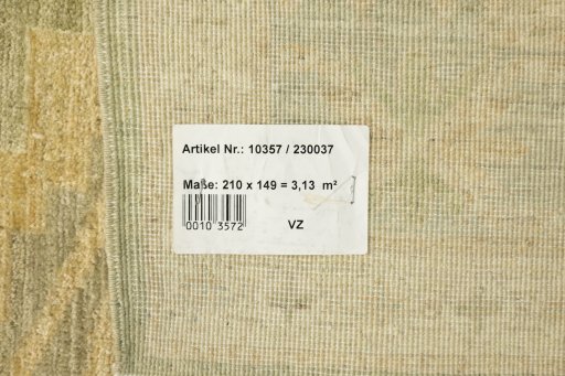 Corner detail of New Sultanabad rug showing border pattern and Wool pile