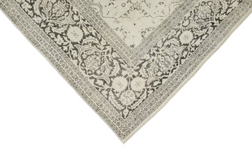 Backside of handmade 1990s Vintage rug showing knot structure and weave density