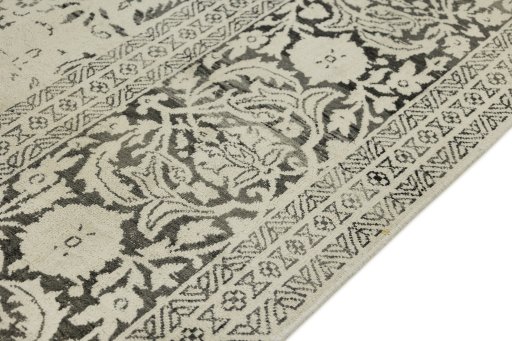 Central medallion detail of 1990s Vintage rug from India