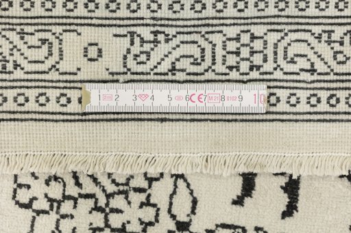 Central medallion detail of 1990s Vintage rug from India