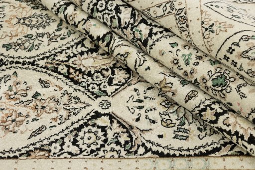 Central medallion detail of 1990s Vintage rug from India