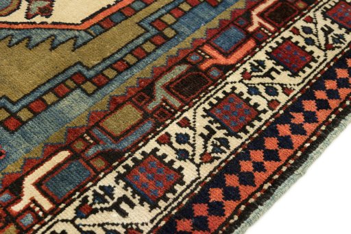 Central medallion detail of 1900s Vintage rug from Iran / Persia
