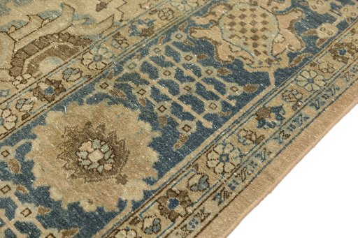 Central medallion detail of 1920s Vintage rug from Iran / Persia