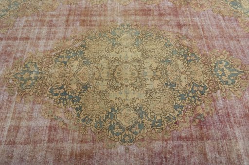 Central medallion detail of 1950s Vintage rug from Pakistan
