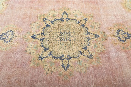 Central medallion detail of 1950s Vintage rug from Turkey