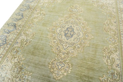 Backside of handmade 1970s Vintage rug showing knot structure and weave density
