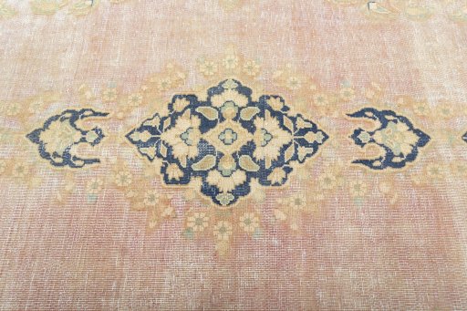 Central medallion detail of 1970s Vintage rug from Iran / Persia