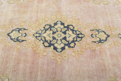 Central medallion detail of 1970s Vintage rug from Turkey