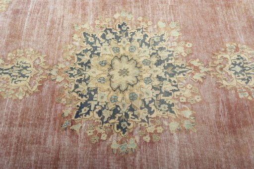 Central medallion detail of 1950s Vintage rug from Pakistan