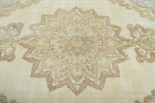 Central medallion detail of 1970s Vintage rug from Pakistan