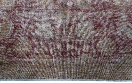 Central medallion detail of 1970s Vintage rug from Pakistan