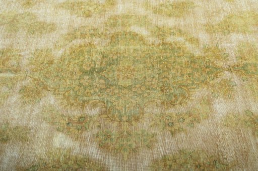Central medallion detail of 1970s Vintage rug from Pakistan