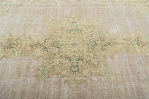 Central medallion detail of 1950s Vintage rug from Pakistan