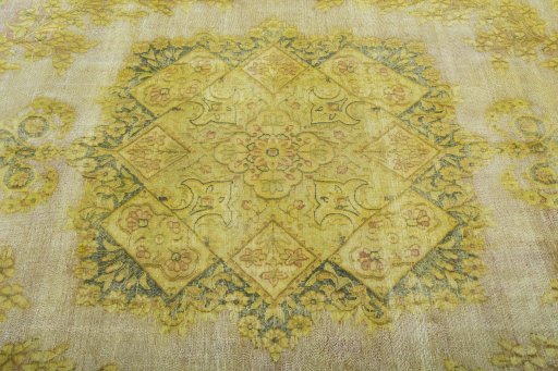 Central medallion detail of 1950s Vintage rug from Pakistan