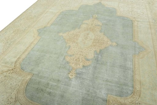 Backside of handmade 1950s Vintage rug showing knot structure and weave density