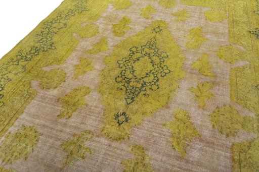 Backside of handmade 1950s Vintage rug showing knot structure and weave density