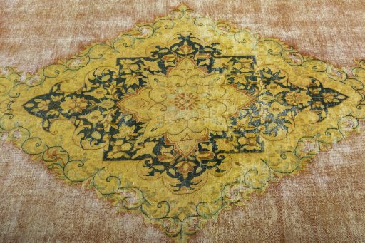 Central medallion detail of 1950s Vintage rug from Pakistan