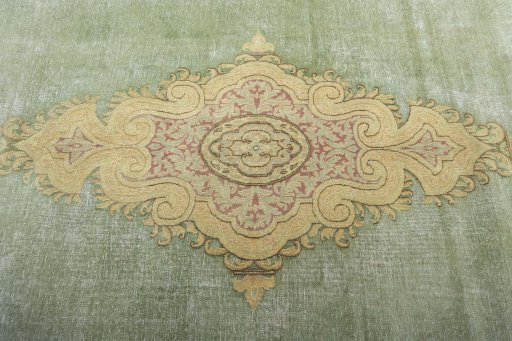 Central medallion detail of 1950s Vintage rug from Pakistan