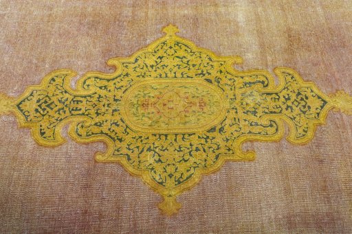 Central medallion detail of 1950s Vintage rug from Pakistan